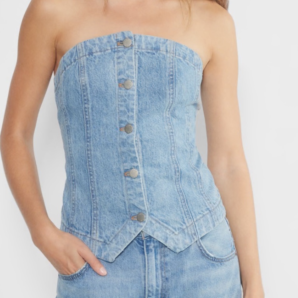 Aritzia Denim Forum color 7 yrs blue The '90s Coco Denim Top